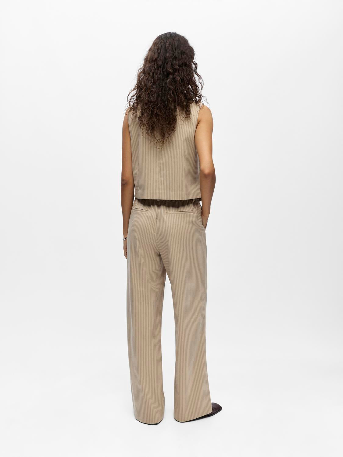 model_shot-back